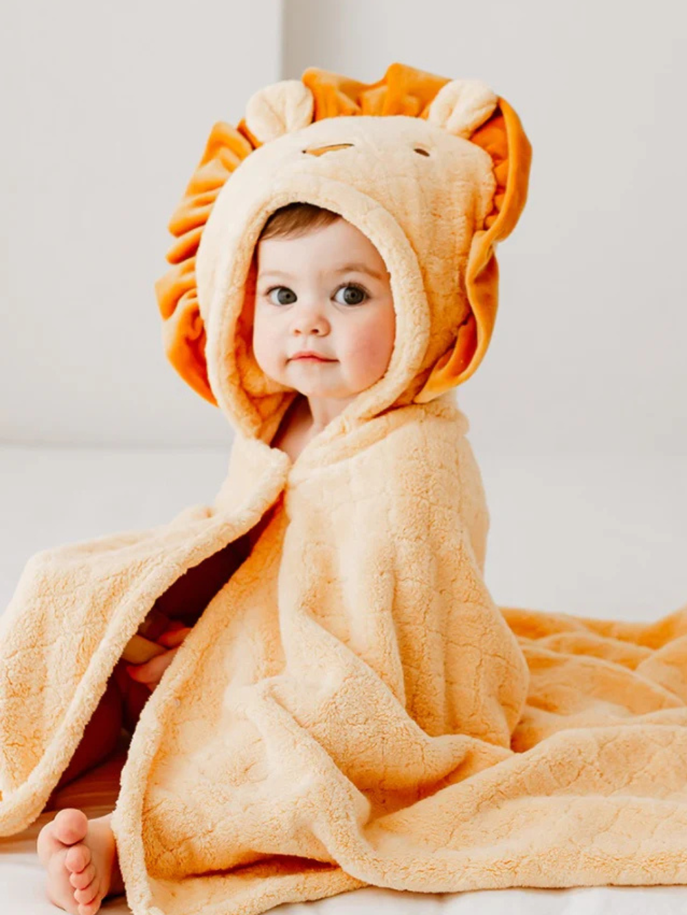 ライオンカラー アニマルフード付きベビーバスタオル 着用イメージ（綿100%・冬向け）
