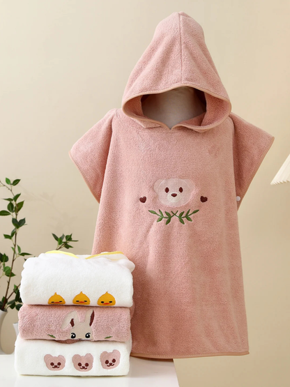 ピンクカラー 刺繍入りフード付きベビーバスローブ 外観（コーラルフリース）
