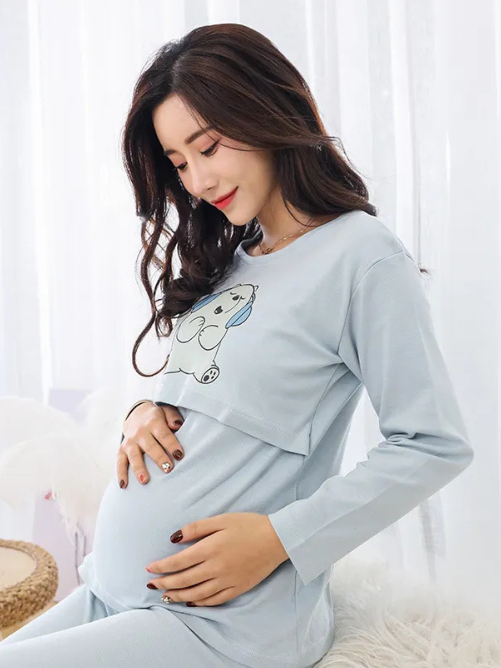 マタニティ授乳パジャマの着用イメージ（横向きでお腹に手を添えたカット）
