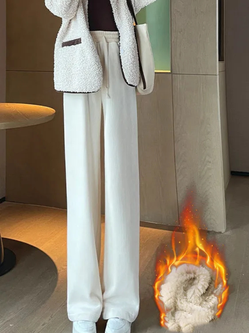 アプリコットのマタニティコーデュロイパンツのサイドシルエット
