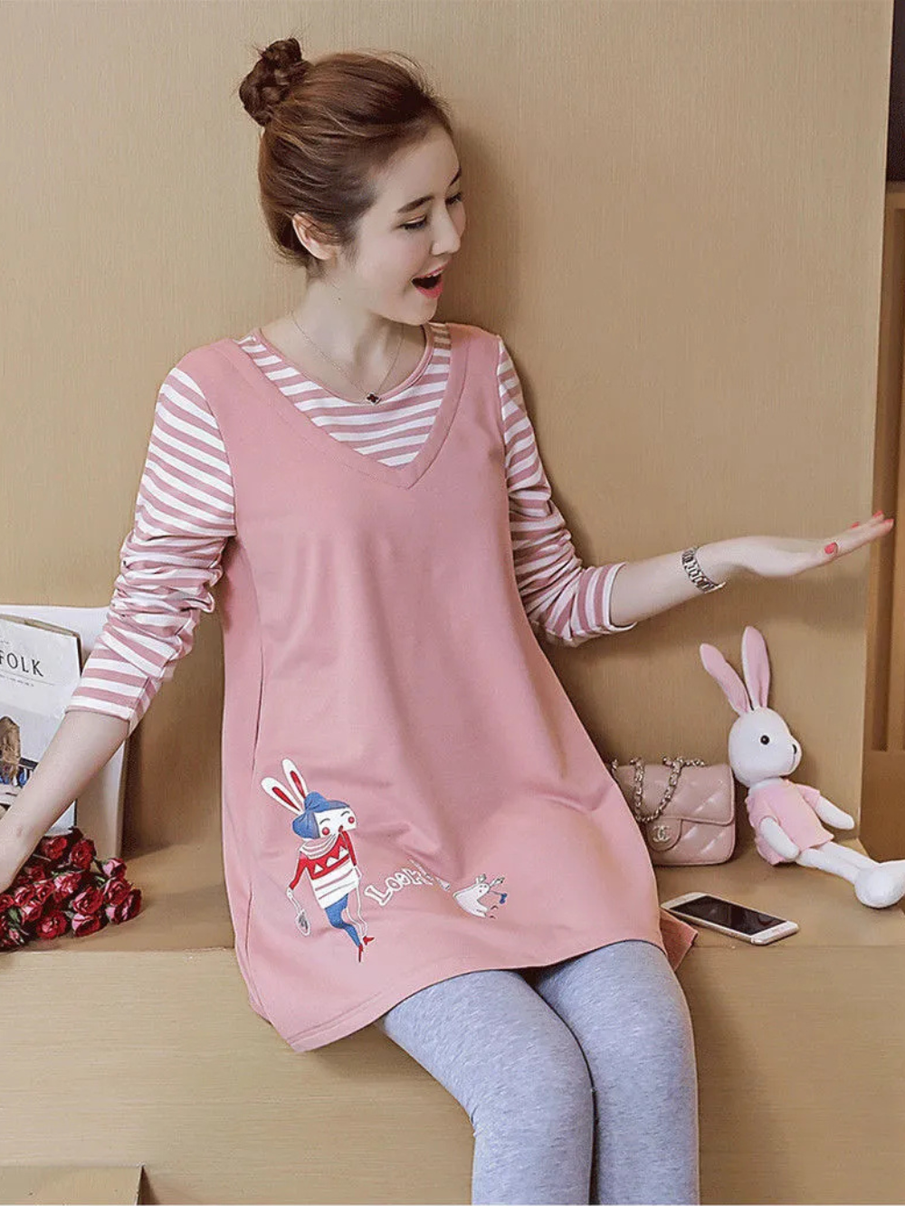 マタニティチュニックの着用イメージ（座り姿）
