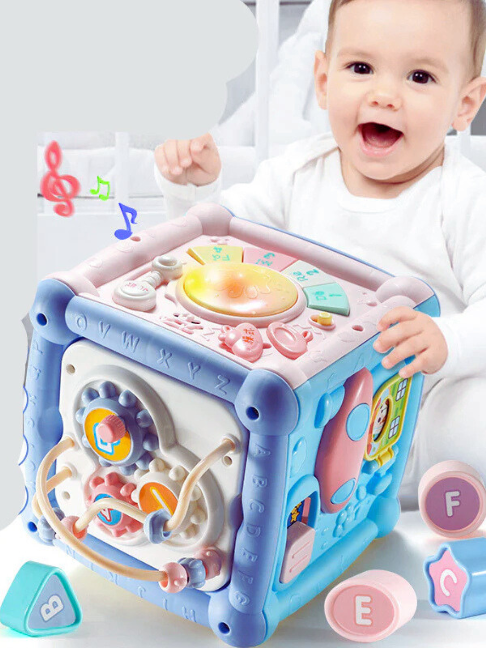 赤ちゃんが多機能ミュージックキューブで遊ぶイメージ
