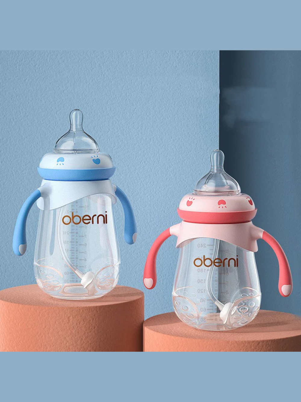 ひょうたん型デザインのPPベビーボトルを正面から撮影した写真  
