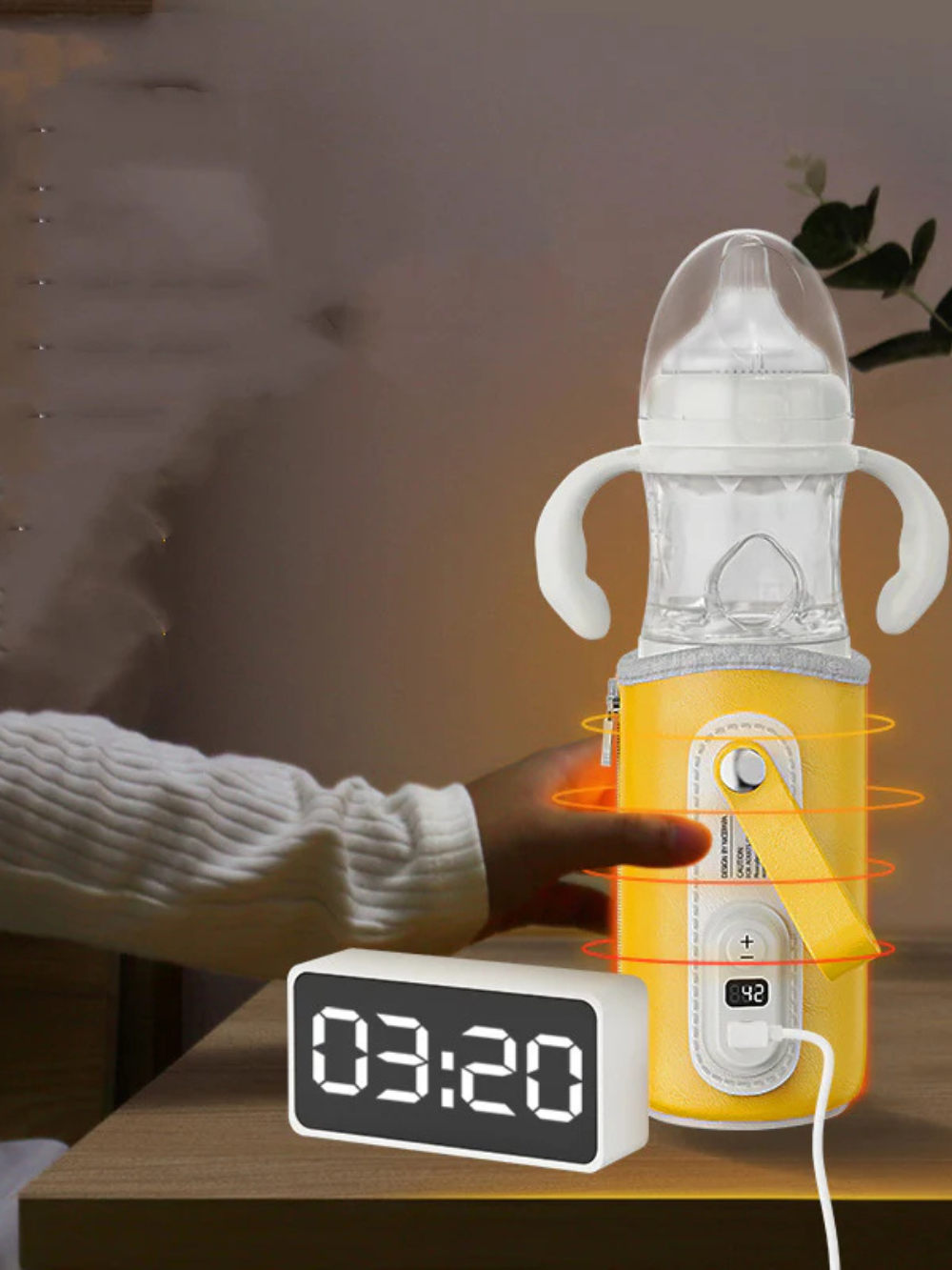 デジタル温度表示付きガラス哺乳瓶でミルクを準備する様子（ベビーボトル 哺乳瓶）
