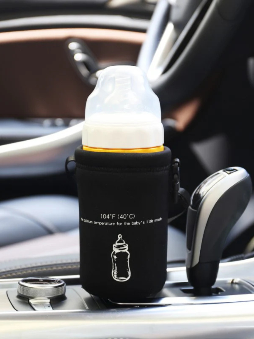 車のセンターコンソールに置かれたブラックのUSBベビーボトルウォーマー（ベビーボトルウォーマー・ミルクウォーマー）

