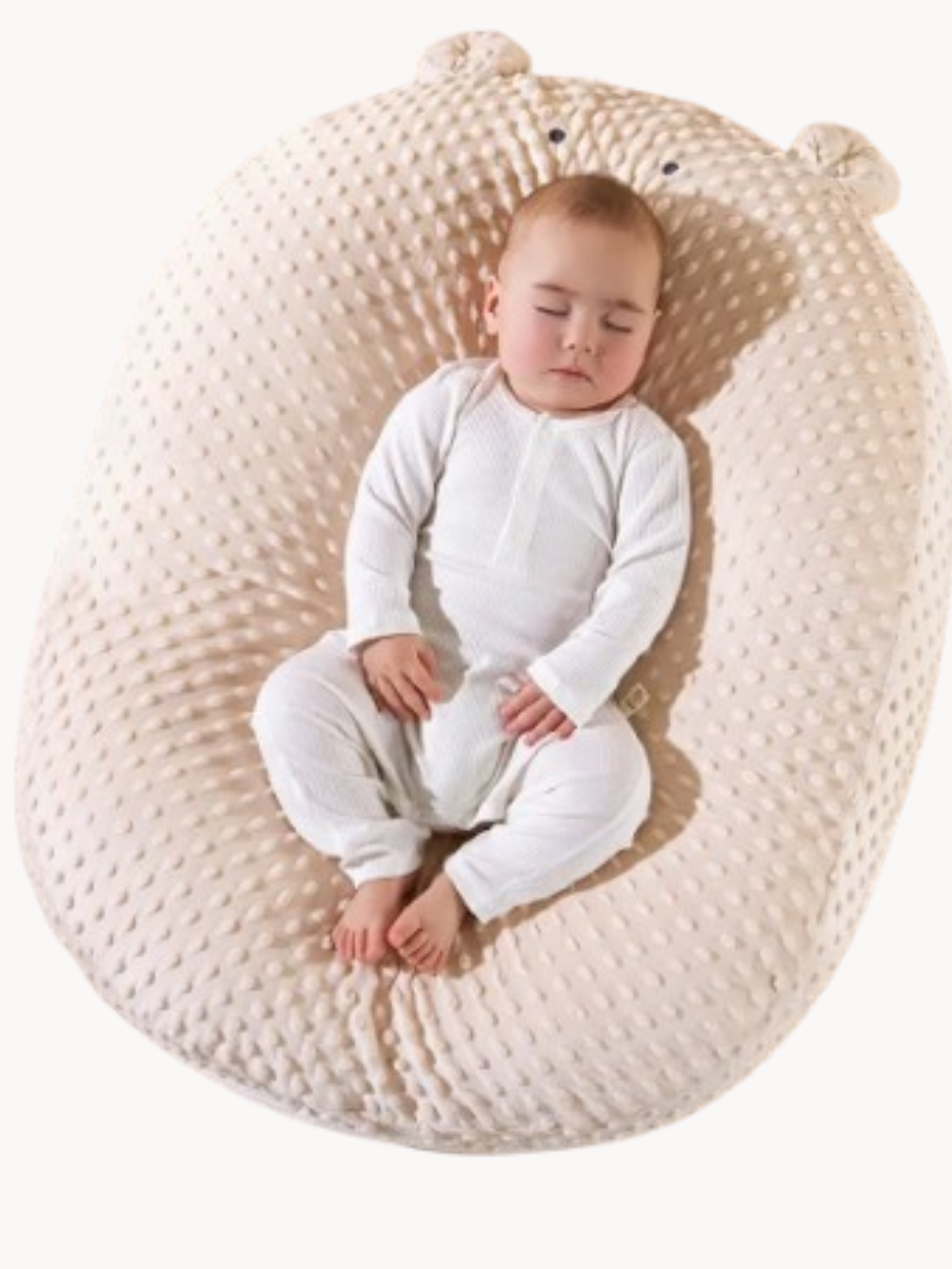 新生児がベビーネスト傾斜サポートクッションでくつろぐ使用イメージ（ねんねサポート）
