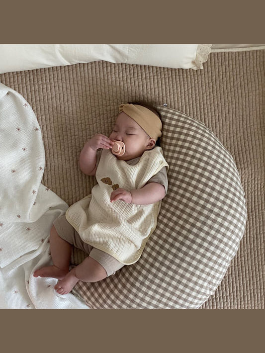 三日月型ベビーピローの上で眠る赤ちゃん 使用イメージ チェック柄（ベビークッション）
