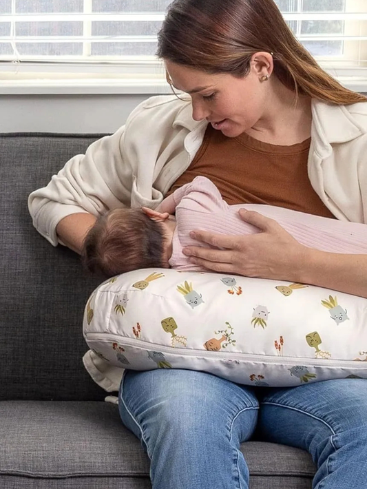 ソファで授乳する保護者と赤ちゃん マルチ機能ナーシングピロー使用イメージ（授乳クッション）
