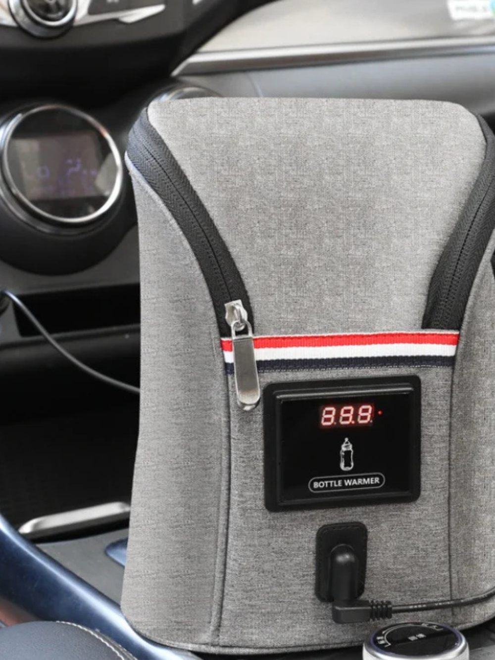 車のセンターコンソールに置かれたグレーカラーの車載ベビーボトルウォーマー（ベビーボトルウォーマー・ミルクウォーマー）
