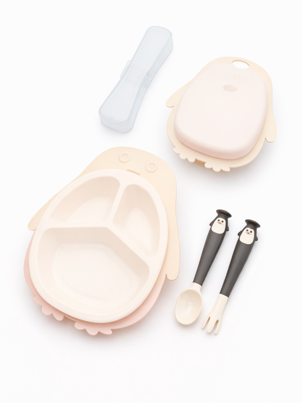 ベージュのペンギン型仕切りプレート、小鉢、スプーン＆フォーク、収納ケースを並べた子ども用食器セット（白背景）
