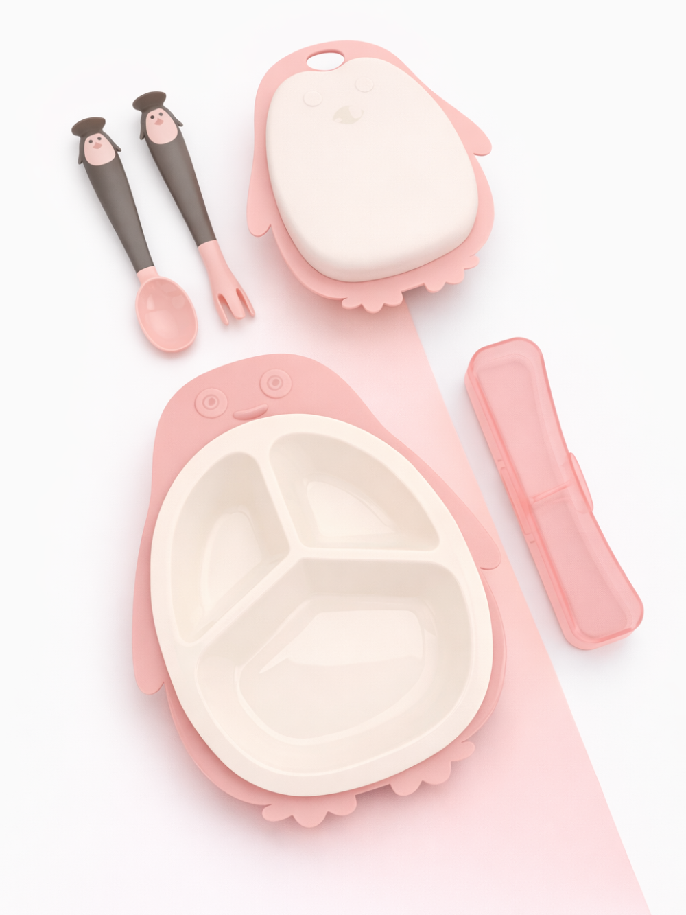 ピンクのペンギン型仕切りプレート、小鉢、スプーン＆フォーク、収納ケースを並べた子ども用食器セッ
