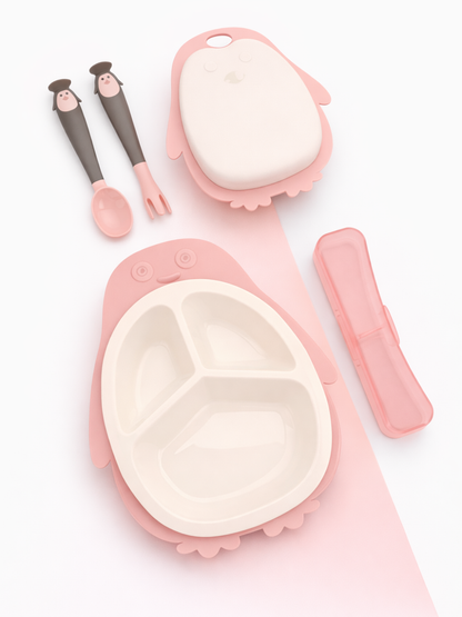 ピンクのペンギン型仕切りプレート、小鉢、スプーン＆フォーク、収納ケースを並べた子ども用食器セッ
