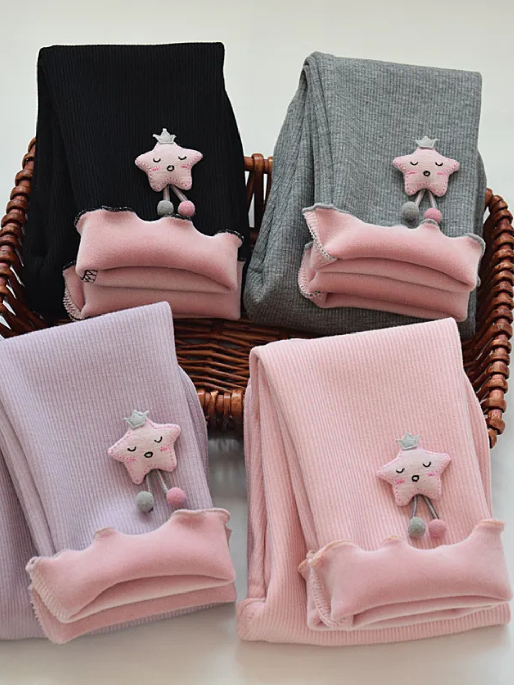 星モチーフ付きの女の子コットンリブレギンスを折りたたんで並べたイメージ
