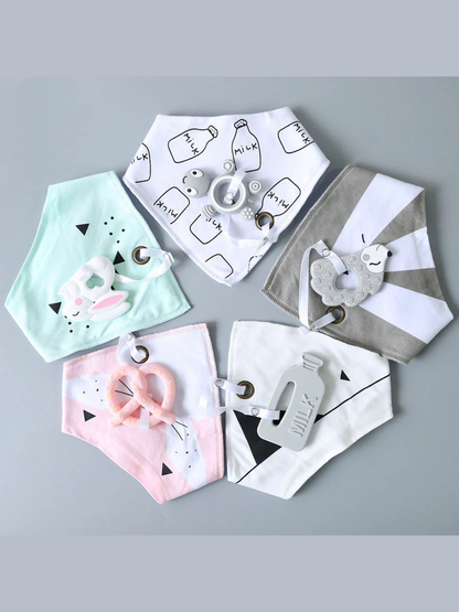 黄色い背景に置かれたミルク柄スタイと食品グレードシリコン歯固め
