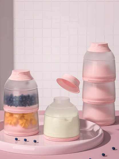 ピンクカラーの3層携帯用ミルク粉ケースとトレイに並べられたボトルの全体イメージ
