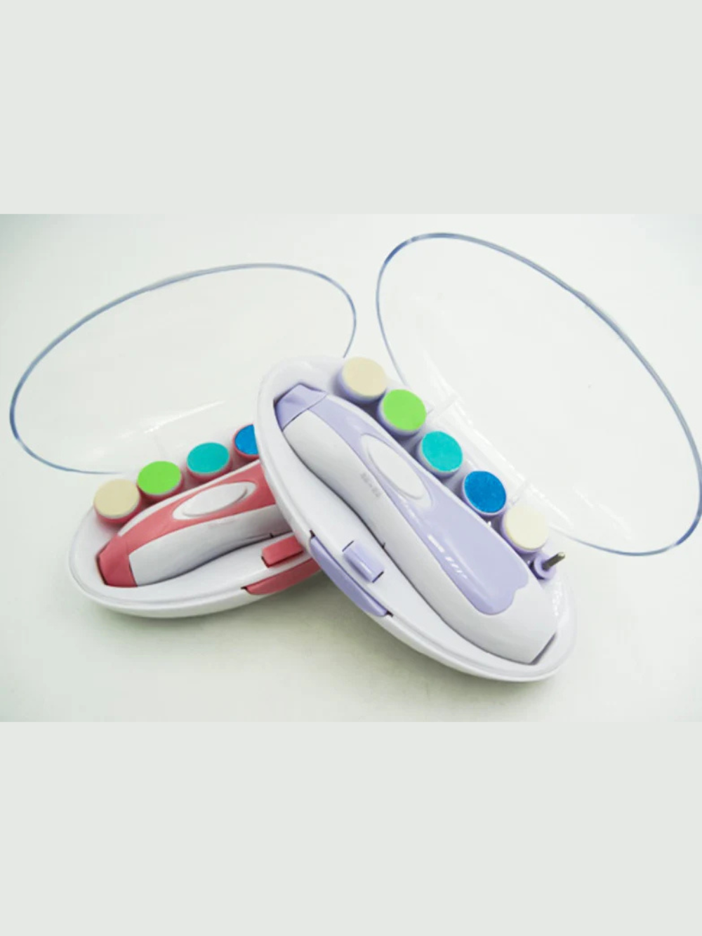 電動爪やすり本体とカラフルなアタッチメントヘッドがトレイに並んだ写真（多機能ベビーネイルポリッシャーセット）
