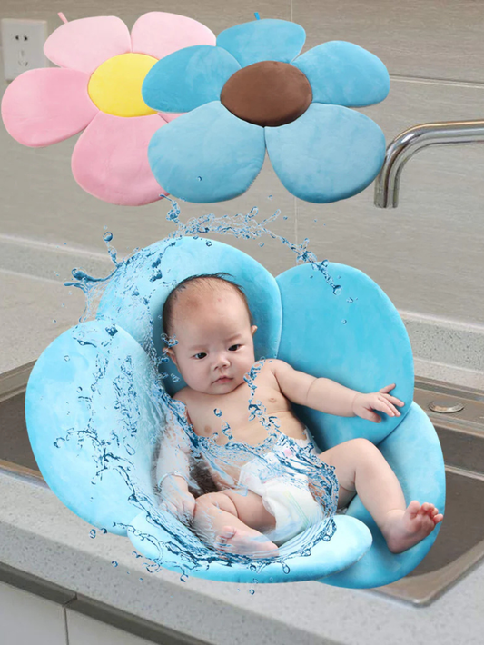 シンクで使うベビーお風呂クッション ブルー（沐浴マット）赤ちゃん使用イメージ
