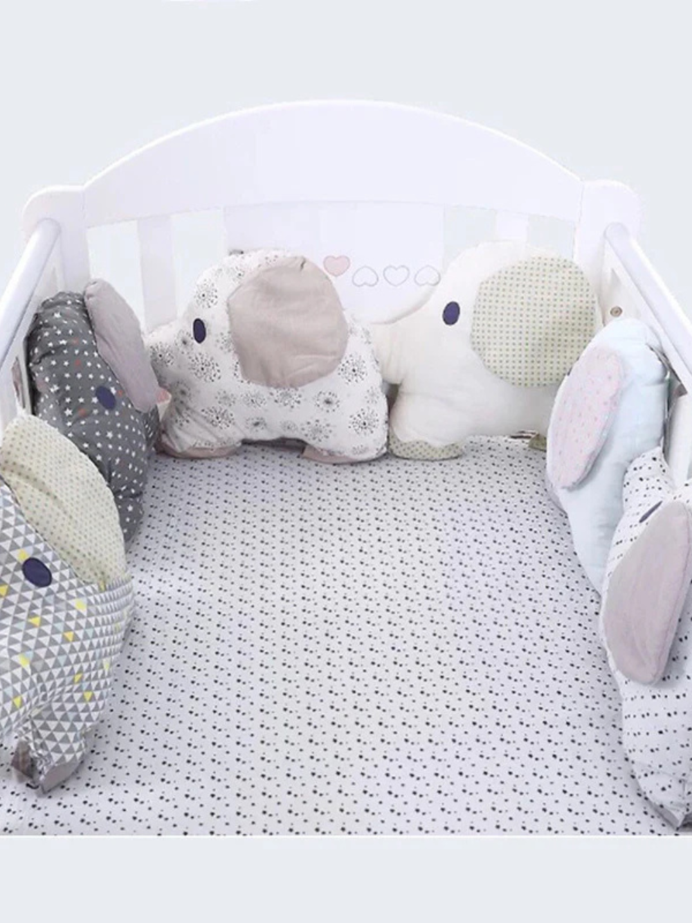 ベビーベッドの内側に並べられた6個のぞうさんベッドバンパークッション（ベビーベッドバンパー）
