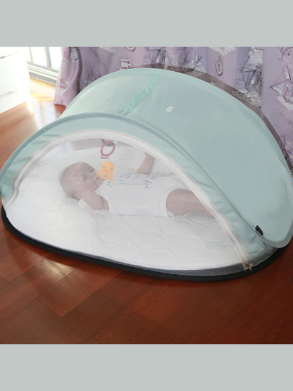 蚊帳を全開にした折りたたみベビーベッドを上から撮影した画像（ゲームベッドスペース）
