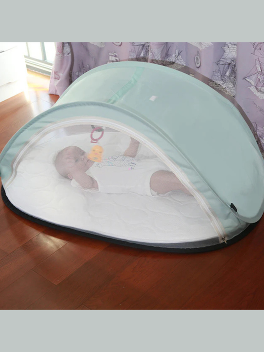 蚊帳を全開にした折りたたみベビーベッドを上から撮影した画像（ゲームベッドスペース）
