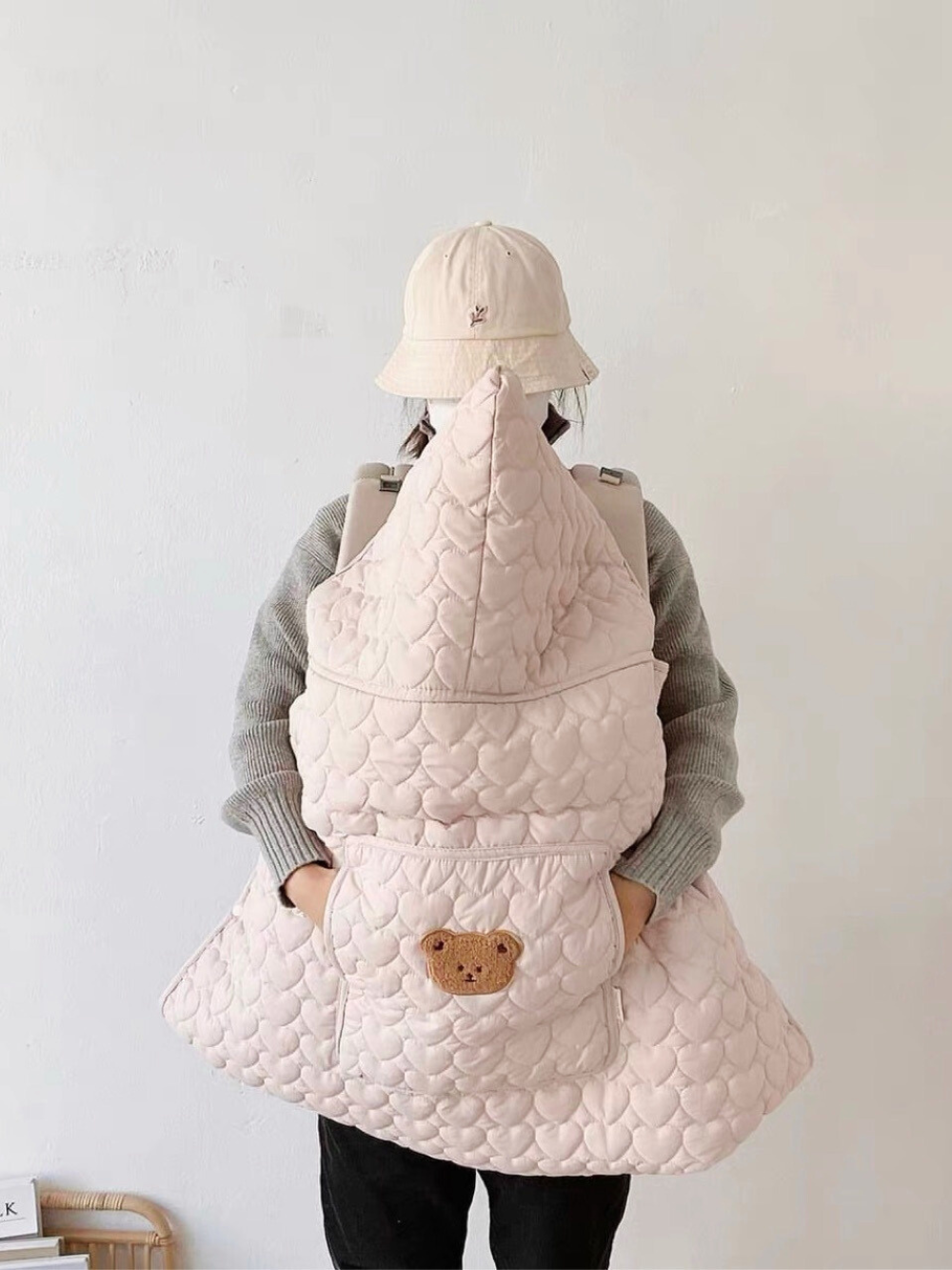 淡いピンクのハートキルティング大容量バッグを肩掛けで持つイメージ、くまモチーフの前ポケット付き（キルティングバッグ マザーズバッグ）
