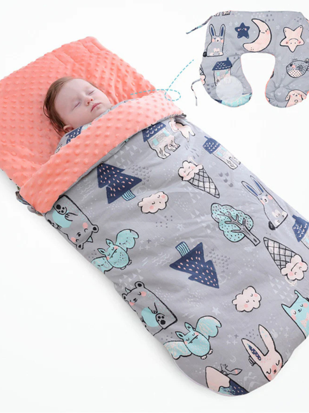 星空モチーフ柄のフード付きスリーピングバッグで包まれた赤ちゃん（ベビーカー 防寒）
