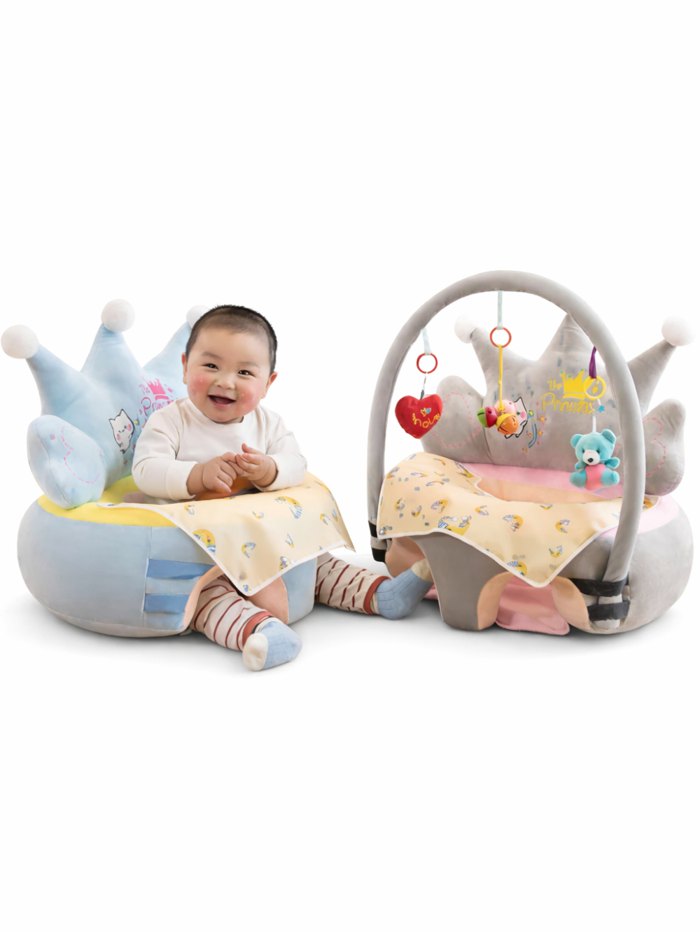 カラフルなおもちゃバー付きベビーソファに座る赤ちゃんの正面画像（ベビーソファ おすわり練習クッション）
