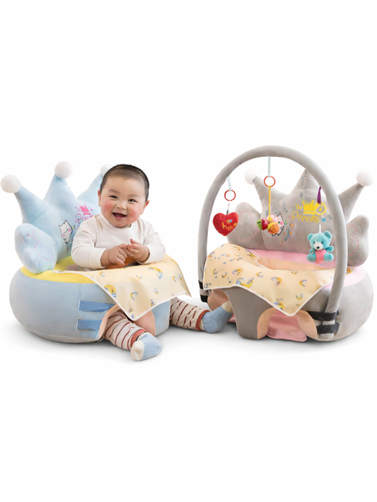 カラフルなおもちゃバー付きベビーソファに座る赤ちゃんの正面画像（ベビーソファ おすわり練習クッション）
