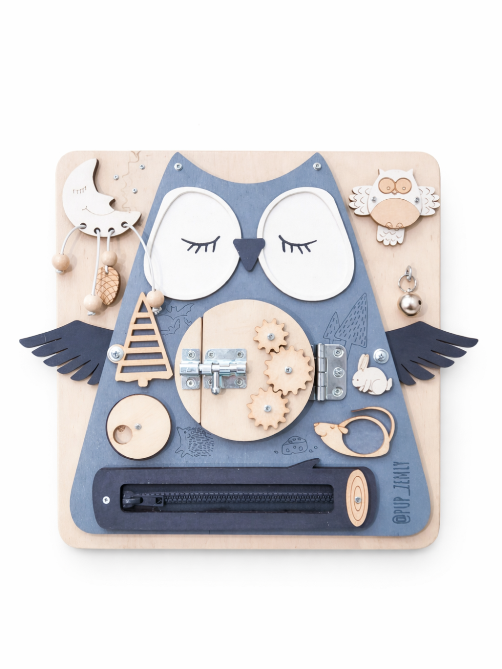 木製フクロウ型ビジーボード（モンテッソーリ知育玩具）。ジッパー、歯車、金具ラッチ、鈴、ひもパーツなどの仕掛け付き。白背景のスタジオ撮影。