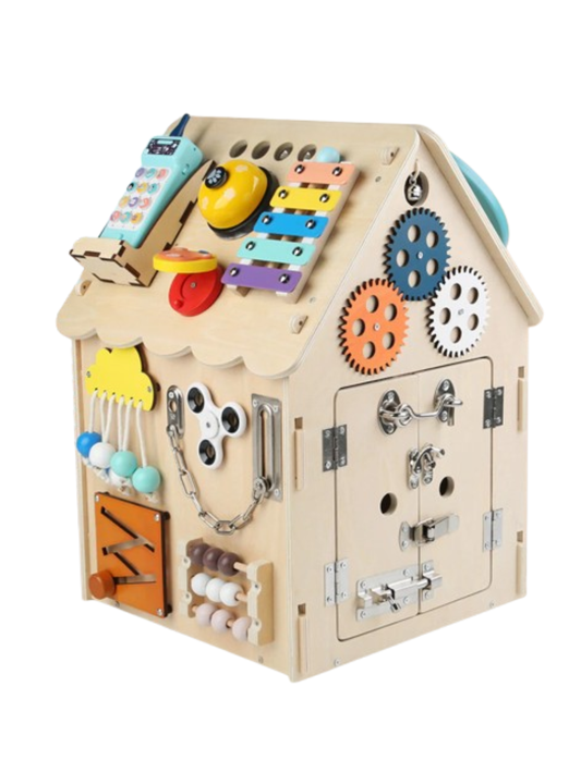 木製モンテッソーリ活動ハウス（ビジーボード）。ギア、木琴、ビーズ、チェーン、鍵やラッチなどの仕掛け付き。白背景のスタジオ撮影。
