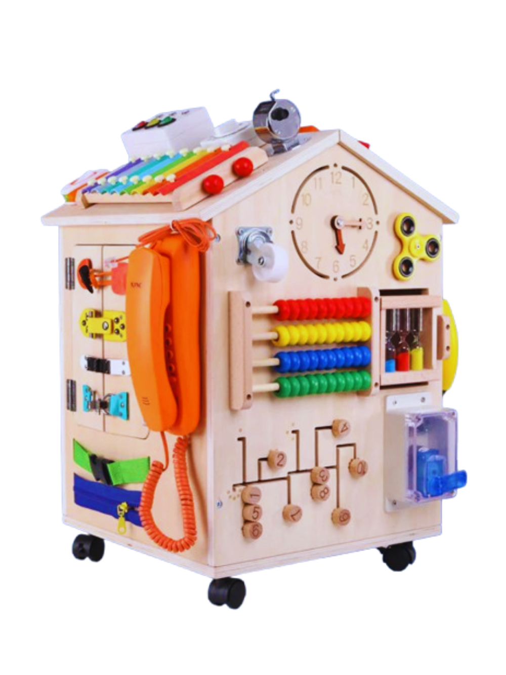 車輪付きの木製モンテッソーリ・ビジーハウス（知育玩具）。電話、木琴、時計、そろばん、ラッチやスピナーなど複数の仕掛け付き。白背景のスタジオ撮影。