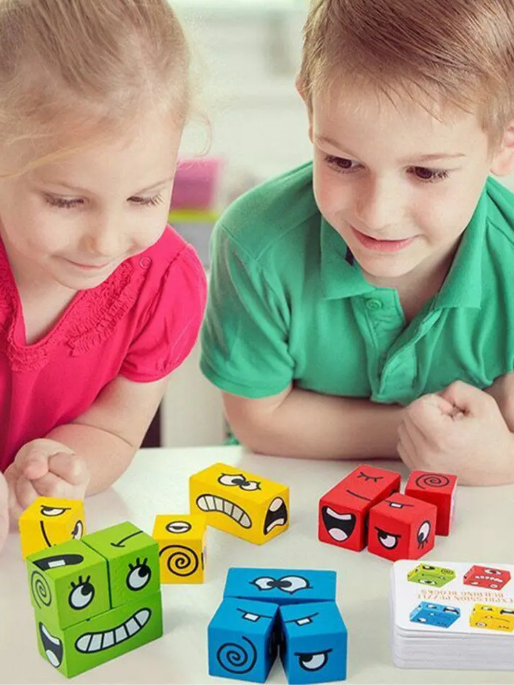 子どもたちが木製表情ブロックで遊びながら感情を学んでいる様子
