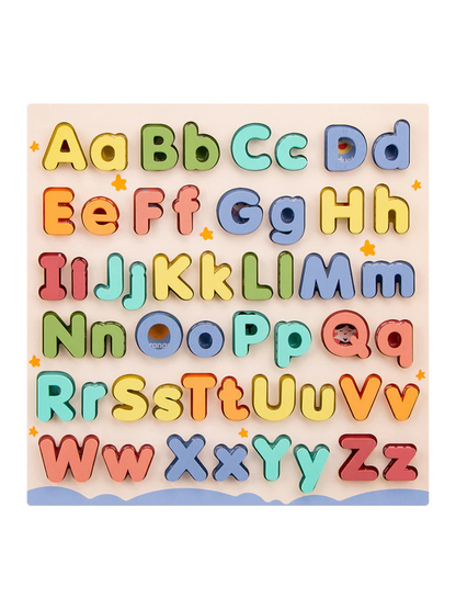 カラフルな英文字ピースが並ぶモンテッソーリ教育トイ
