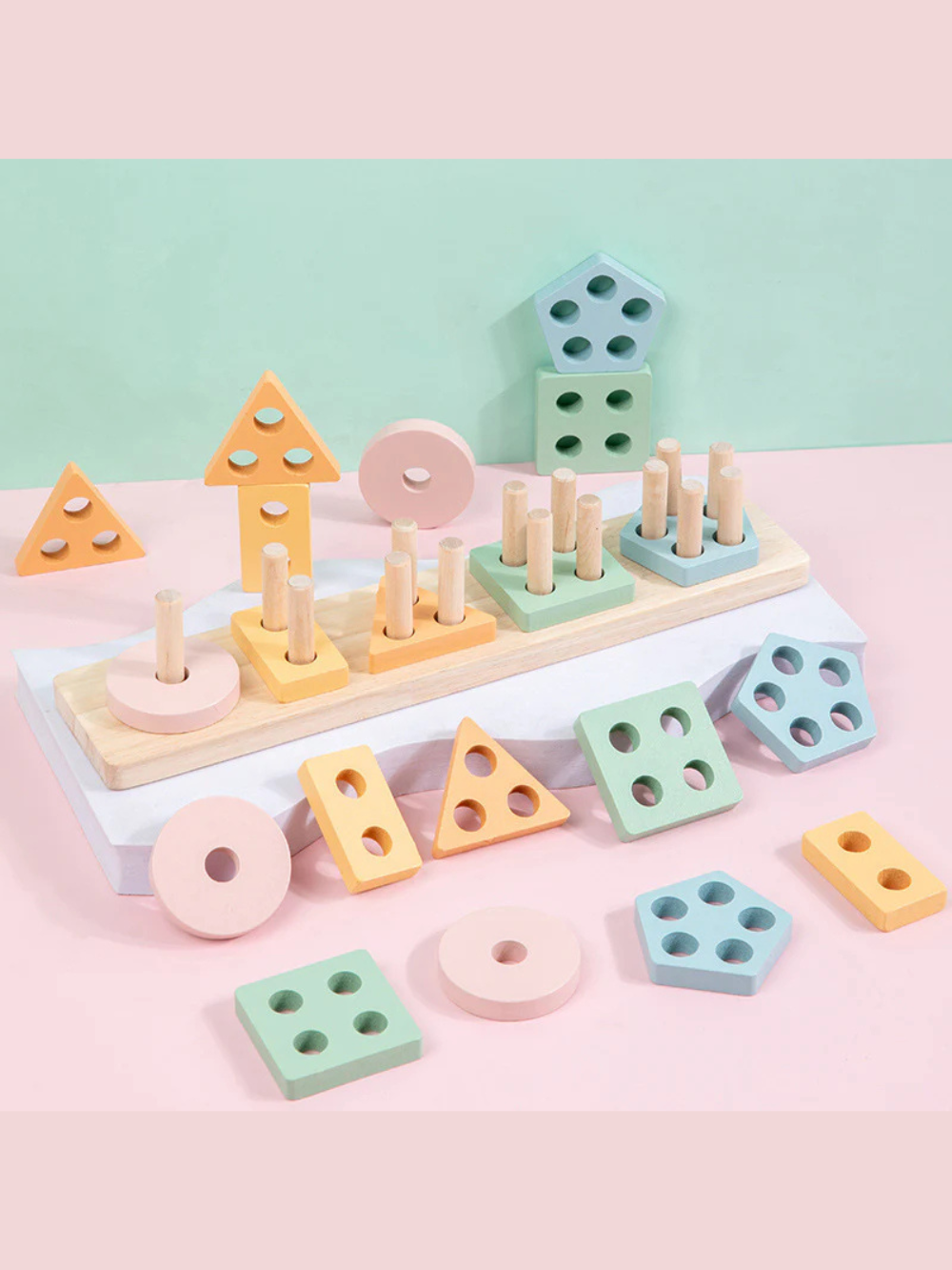 木製ペグボードの図形スタッキング知育セットとカラフルな形パーツ
