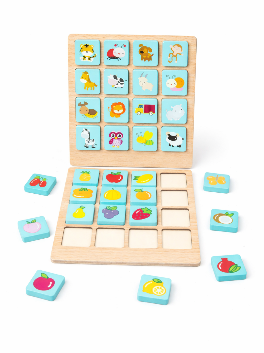 木製記憶ゲームボードとカラフルなピースセット全体
