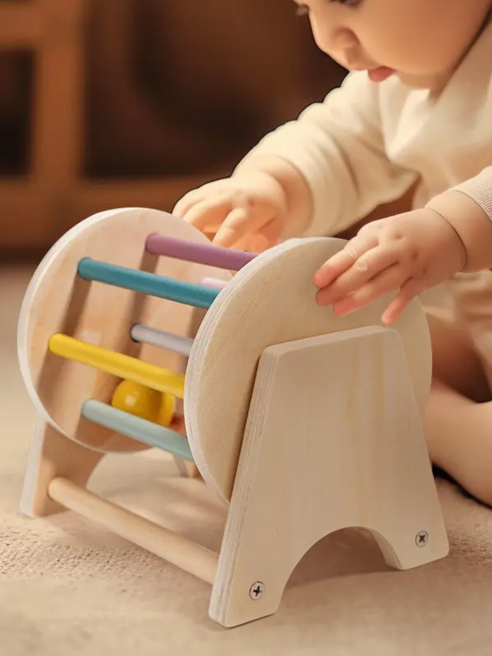 赤ちゃんが触れて遊ぶ木製ローリングドラムのパステル回転バーとボール
