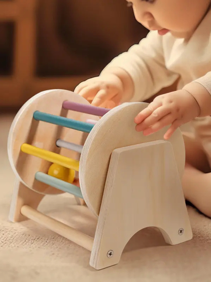 赤ちゃんが触れて遊ぶ木製ローリングドラムのパステル回転バーとボール
