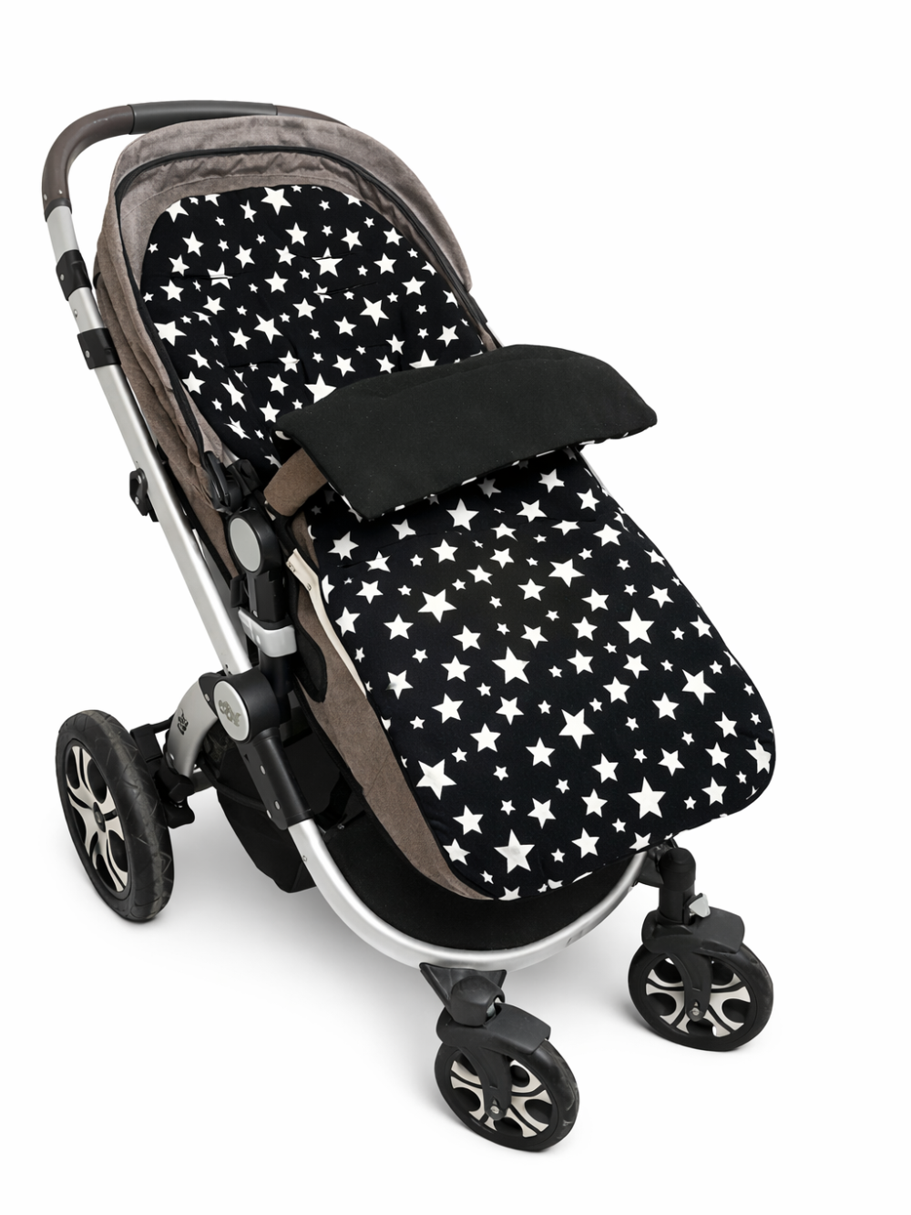 星柄ブラックの封筒型フットマフ 38×68cm ベビーカー装着例（ベビーカー防寒カバー）
