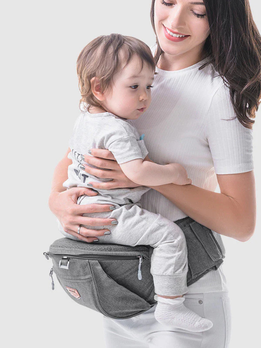 多機能ヒップシート（抱き腰スツール）グレーの着用イメージ 白背景（ウエストベルト・腰抱き）
