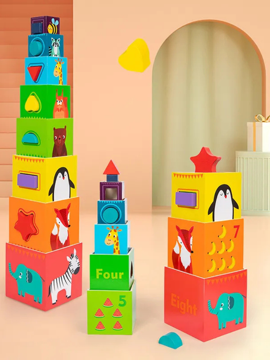 室内の背景セットで、木製スタッキングボックスを高く積んだ2つの塔と小さな塔を並べた使用イメージ
