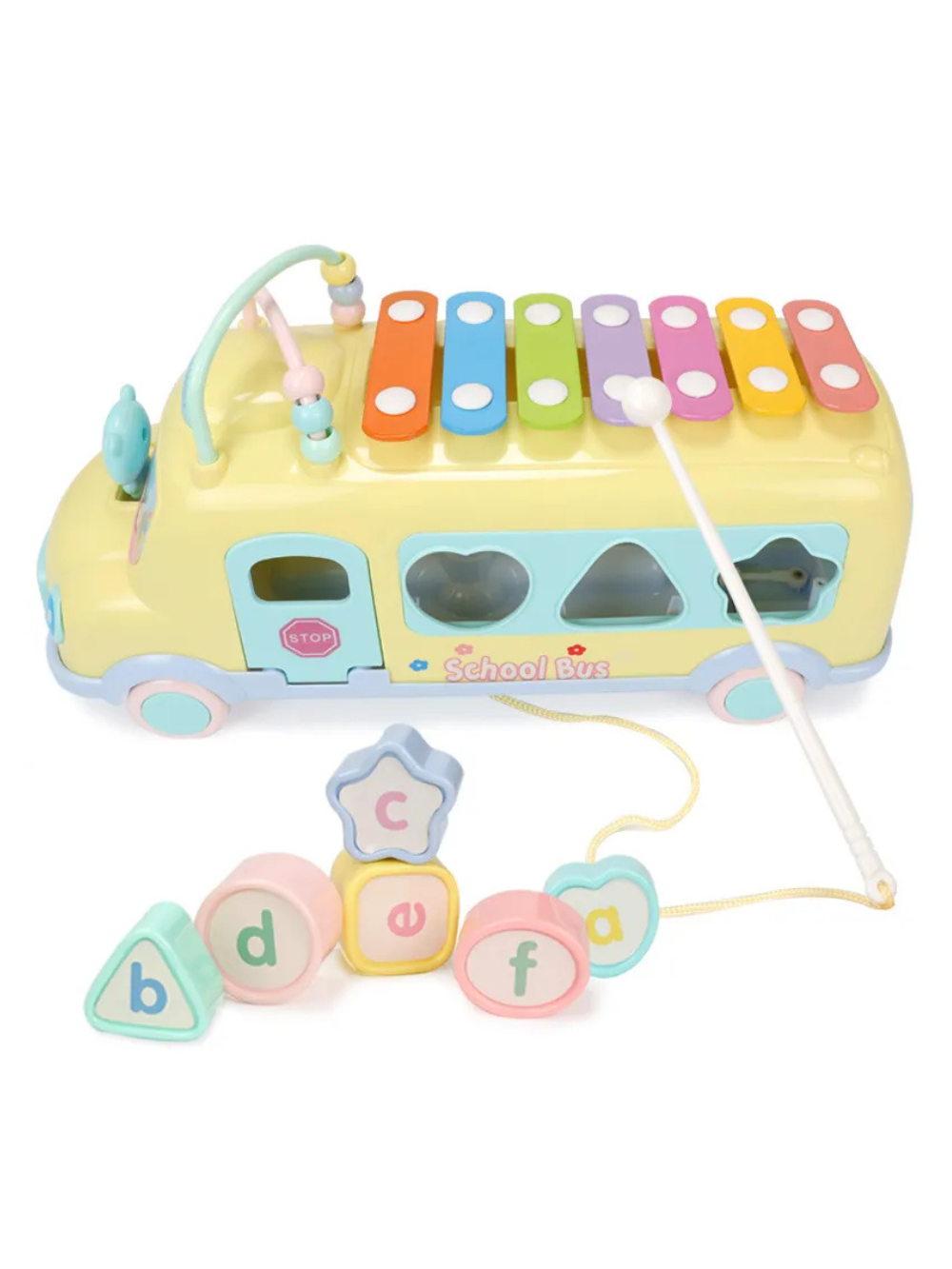 白背景でスクールバス型の鉄琴おもちゃ本体とスティック、型はめブロックを並べた全体イメージ
