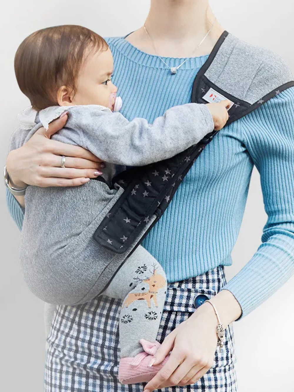 ワンショルダー抱っこ紐で横抱きサポートの着用イメージ（ベビースリング）
