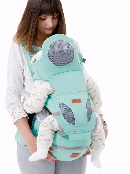 収納付きヒップシートキャリア ライトブルー 前抱き着用イメージ（外出）
