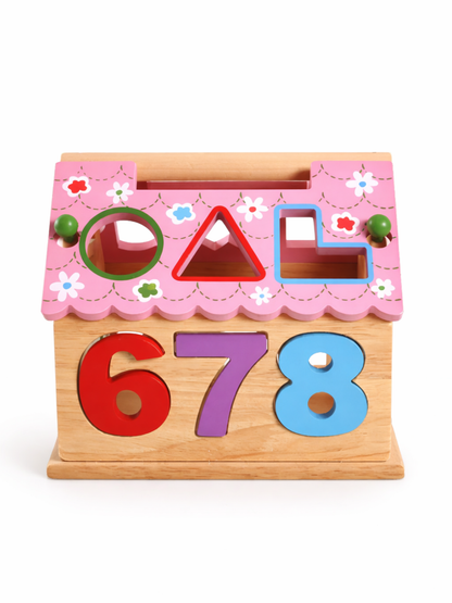 木製数字ハウス型パズルの正面イメージ（屋根の図形穴と数字ピース）
