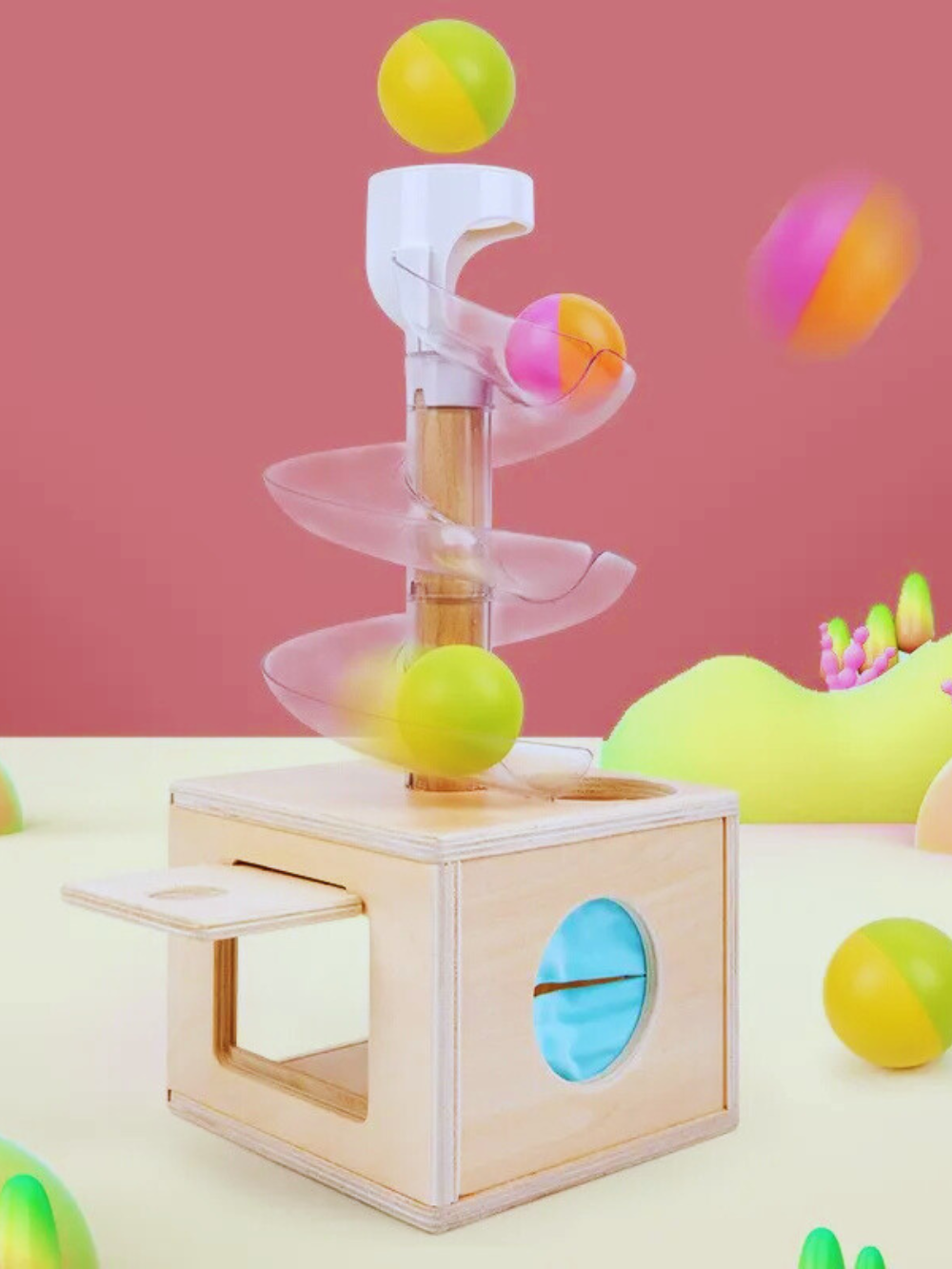 木製ボール転がし回転トラックとカラーボールが映える背景イメージ
