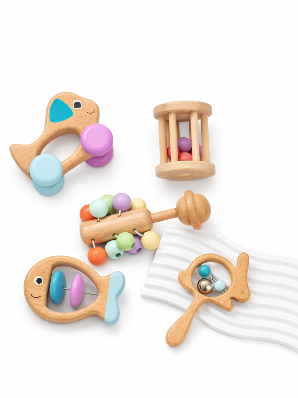 木製ベビーラトル5点セットを布の上に並べた全体イメージ
