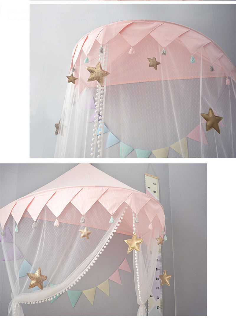 ピンクの天蓋キャノピーのフチから星型オーナメントとライトが垂れ下がっているディテール写真（プリンセス風コットン天蓋）
