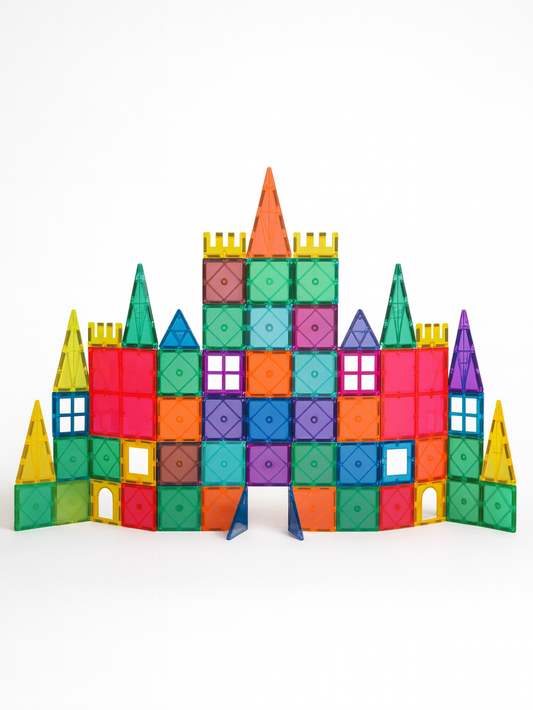 三角と四角の透明マグネットブロックを組み合わせたカラフルな建物作品
