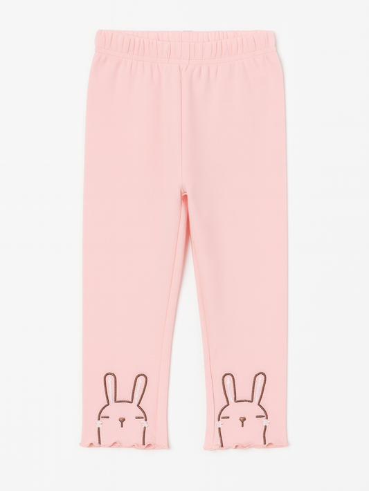 ピンクの女の子用コットンレギンスパンツ裾のうさぎワンポイントを写したディテール写真
