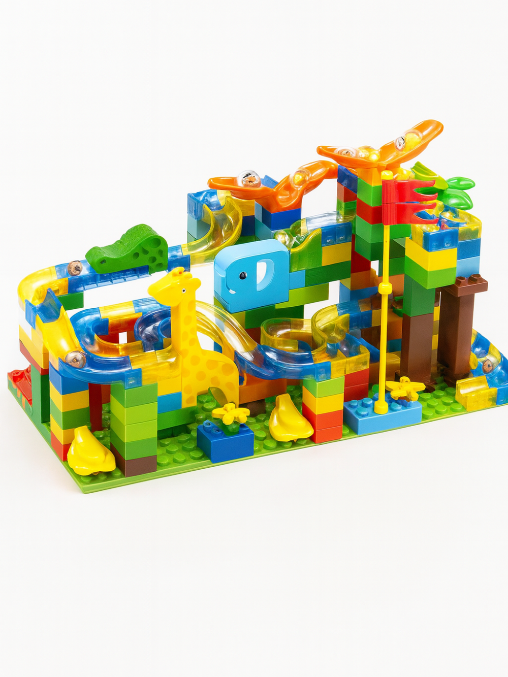 168ピースのブロックで高く組み上げた立体玉転がしコース
